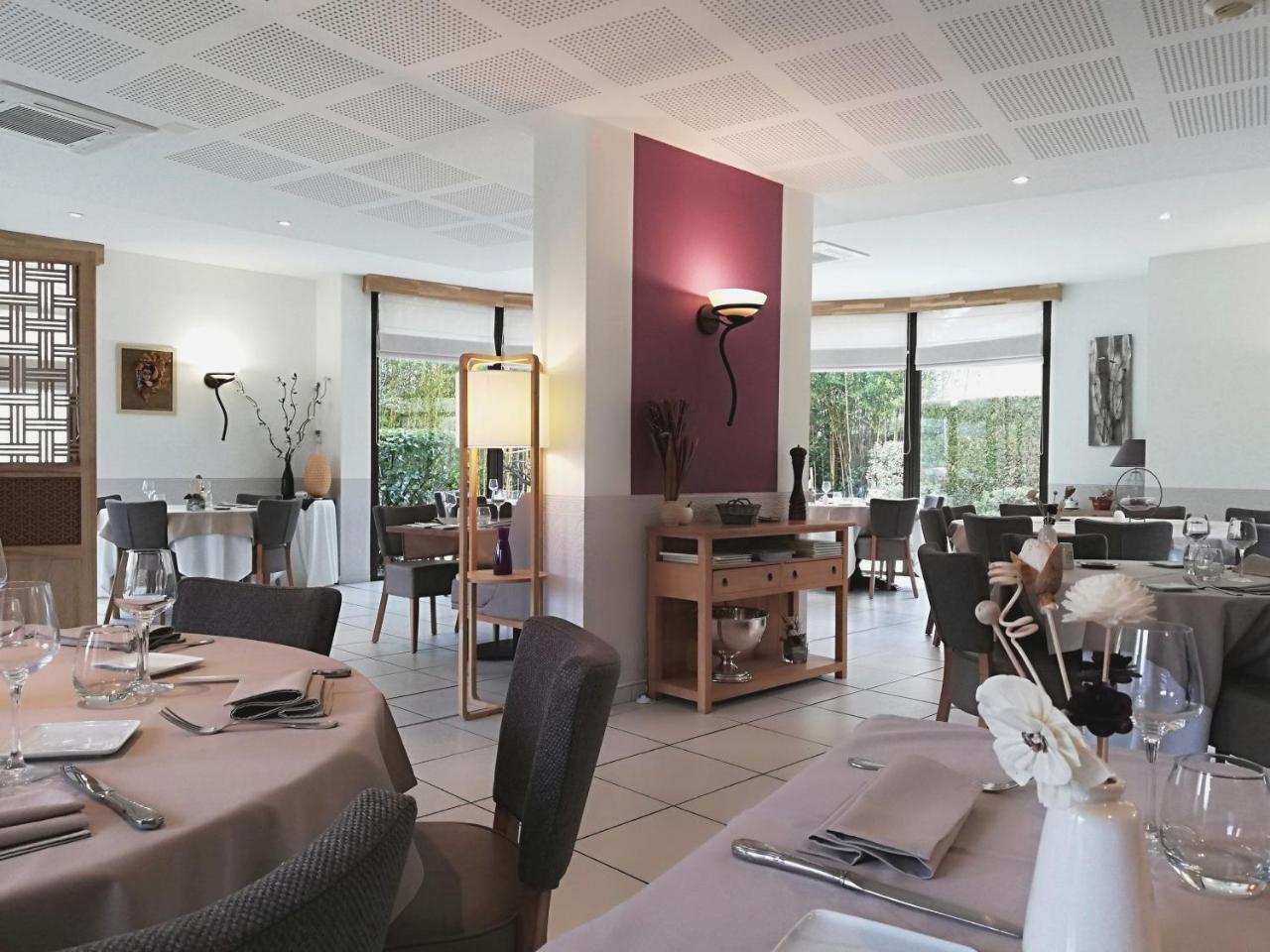 Logis Hotel Restaurant L'Oree Des Bois La Breille-les-Pins Exterior photo
